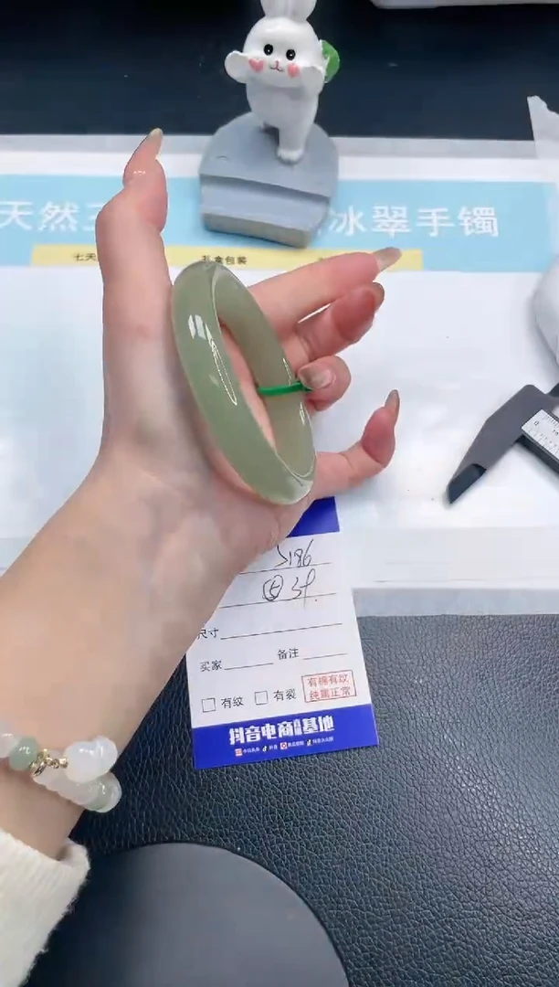 【闪购商品】石英质玉手镯未镶嵌7S186-61