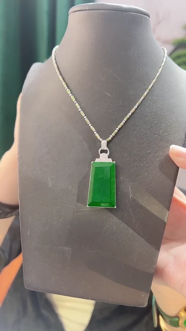 颈饰18K金镶嵌翡翠8888888888888