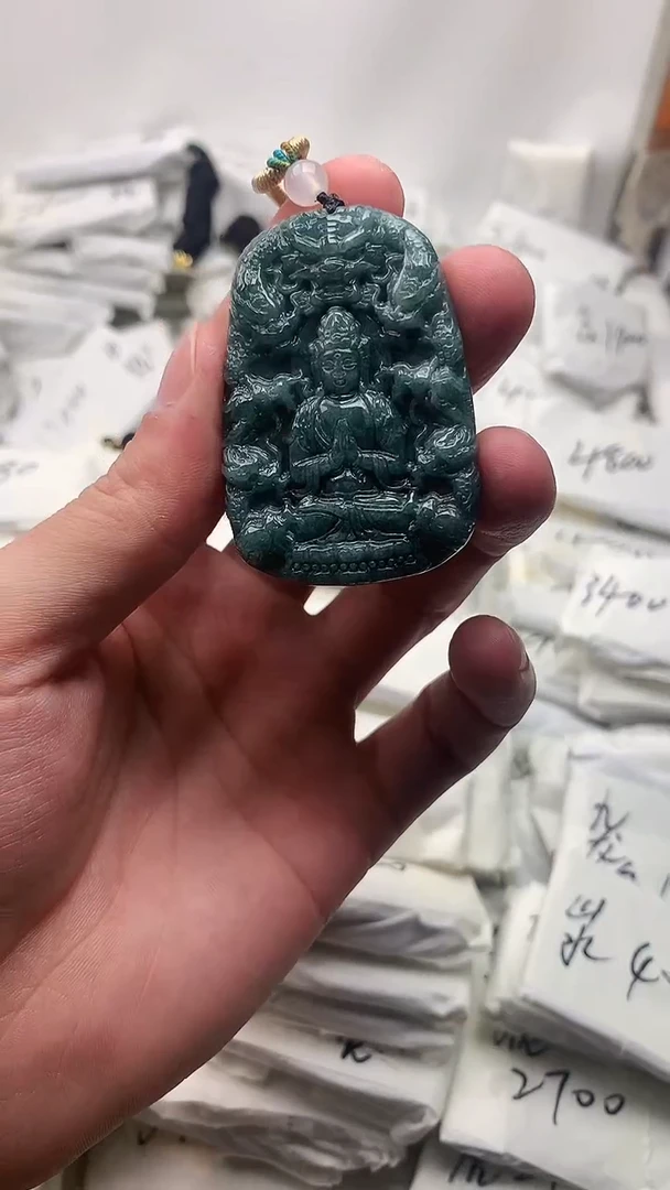翡翠未镶嵌颈饰九龙观音