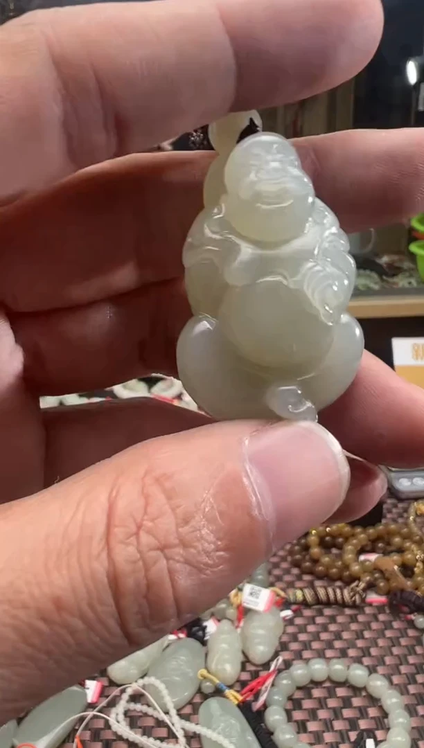 吊坠(赠链)未镶嵌和田玉且末料青白玉吊坠