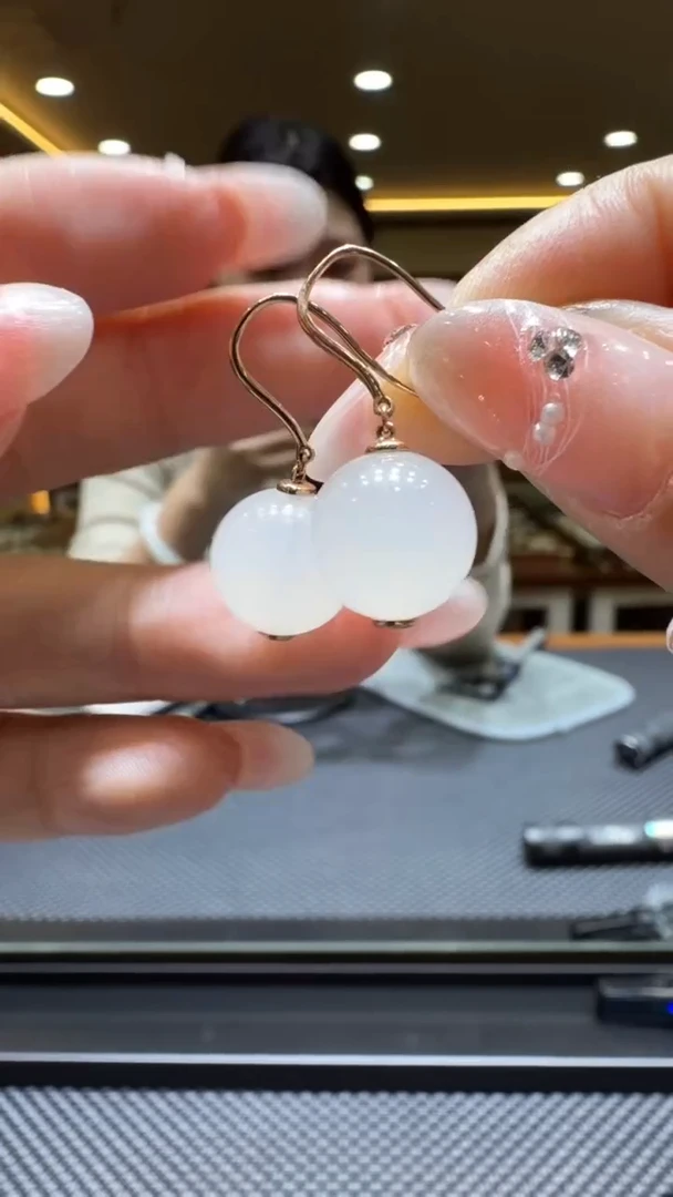 颈饰18K金镶嵌和田玉耳饰一对