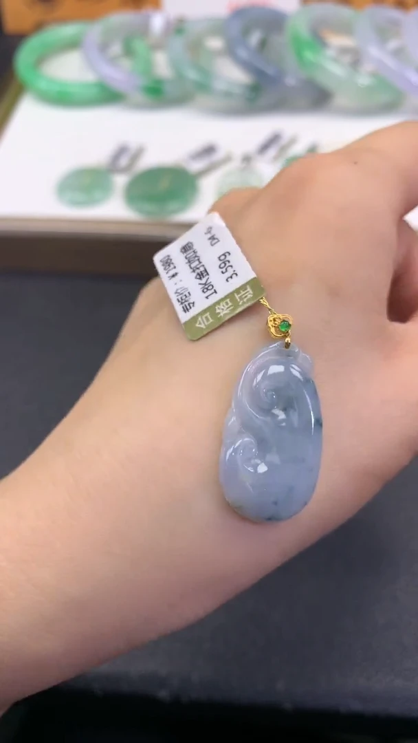 翡翠18K金镶嵌颈饰