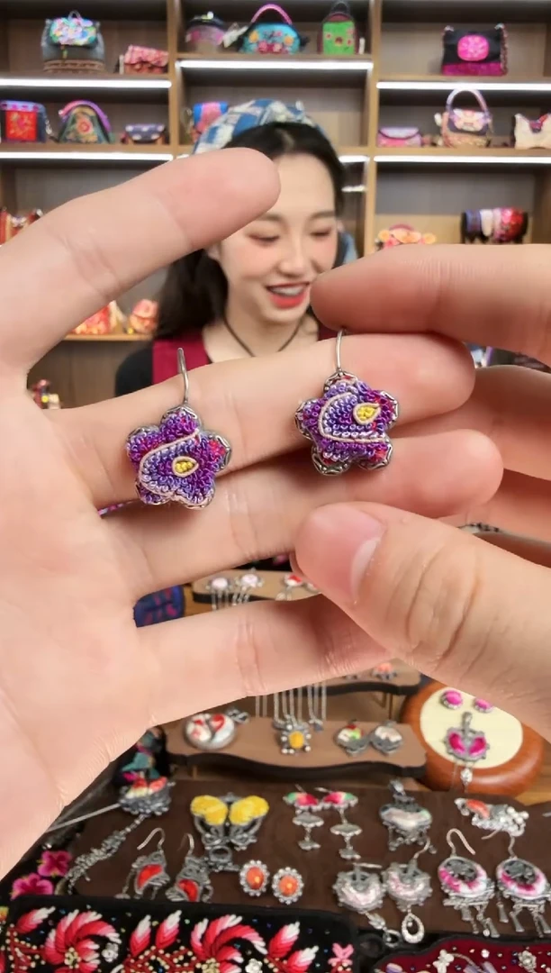 【闪购商品】织绣170蒙阿苏苗绣传承