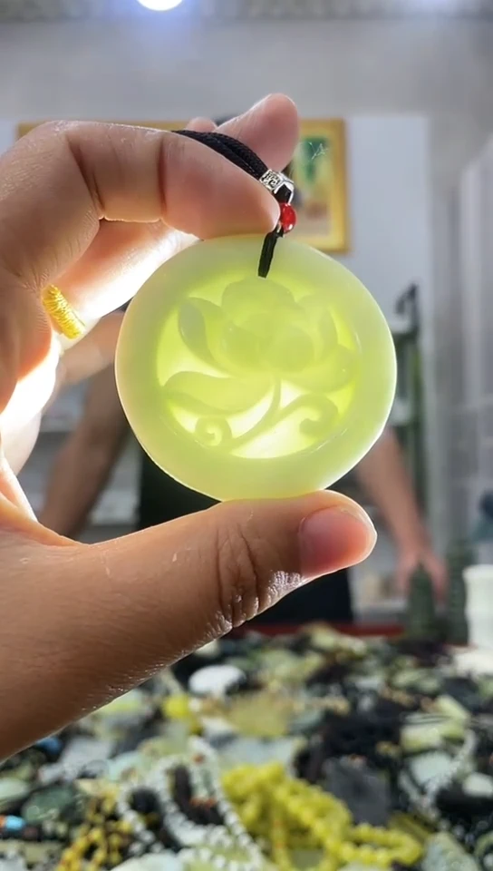 岫玉未镶嵌挂件