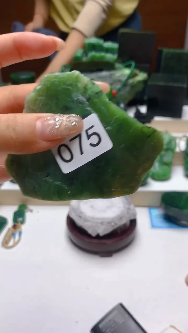 未镶嵌和田玉（碧玉）珠宝半成品0