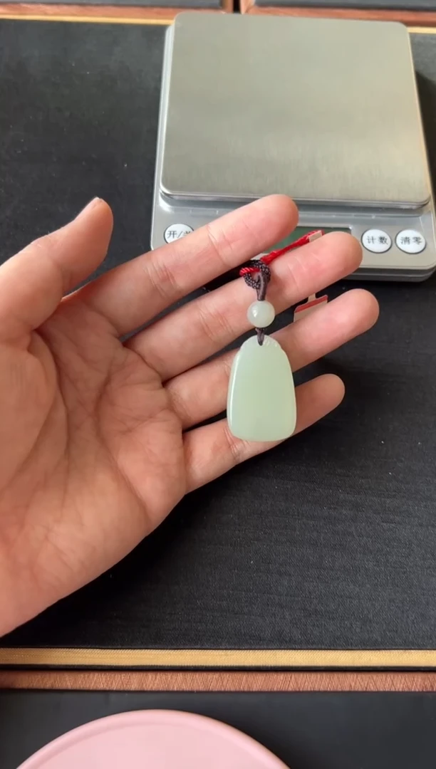 【闪购商品】和田玉吊坠(赠链)未镶嵌且末微色差近矿