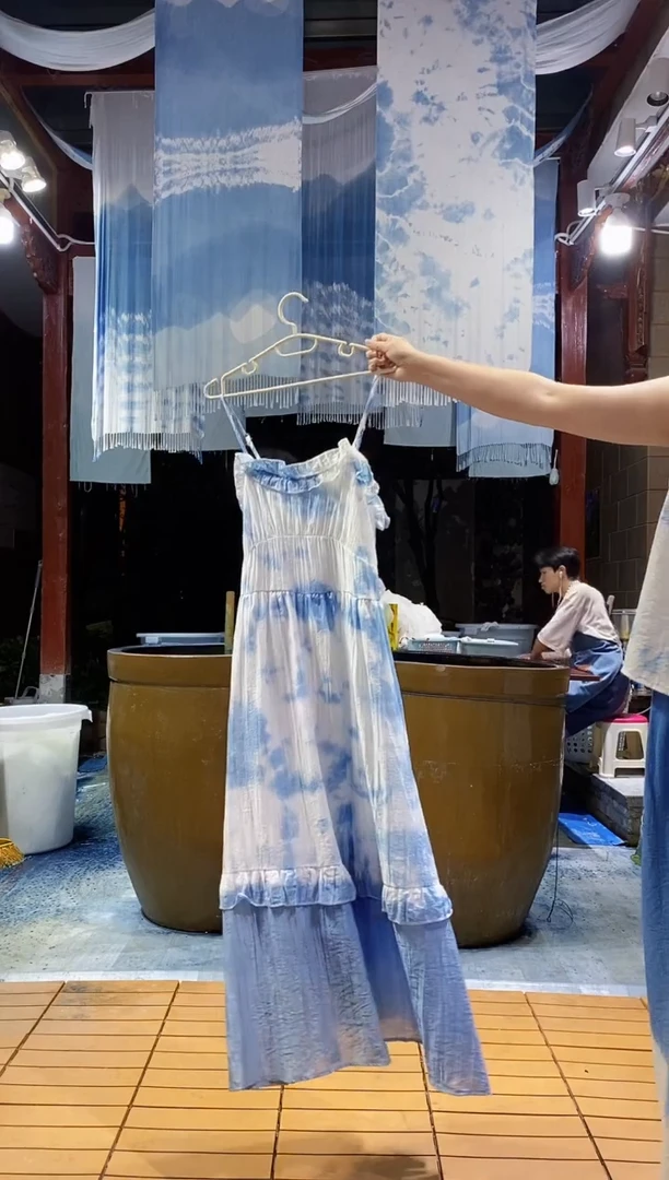 云浅蓝深 扎染服装 领口荷叶边吊带裙 下蓝云朵 8931