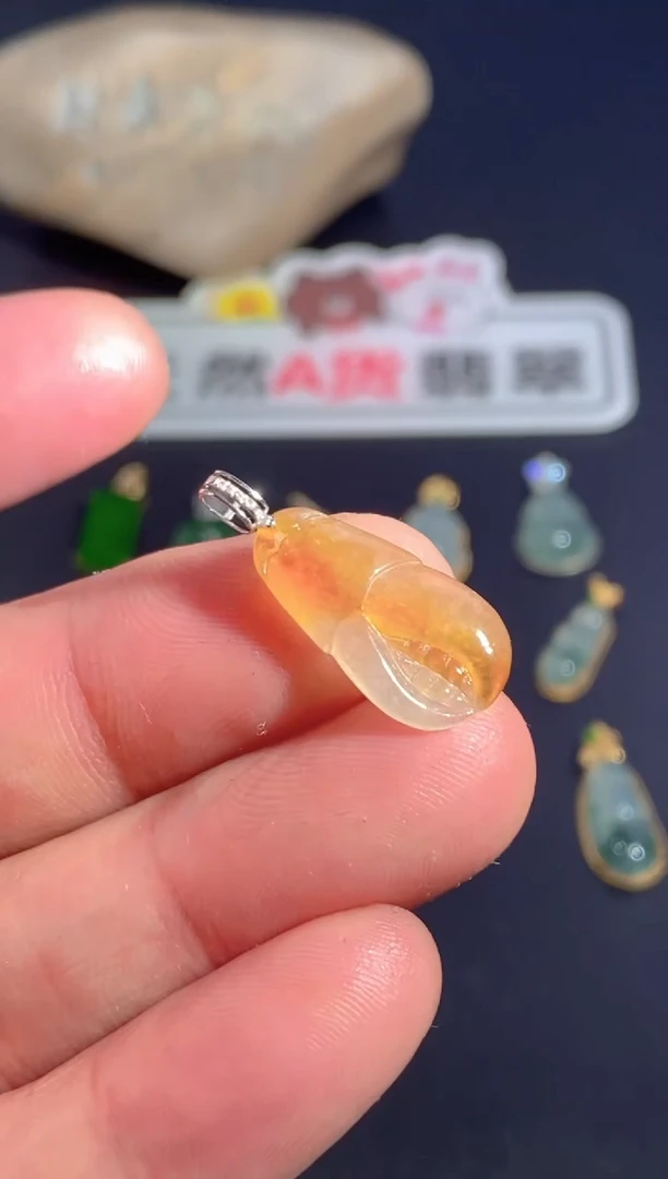 颈饰18K金镶嵌翡翠