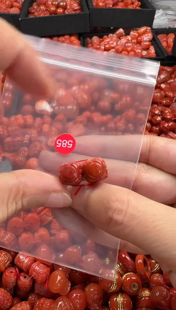 南红玛瑙未镶嵌颈饰1