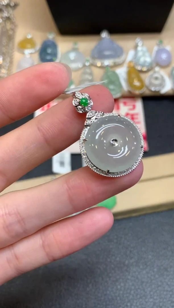 【闪购商品】翡翠颈饰18K金镶嵌平安扣【无服务费】