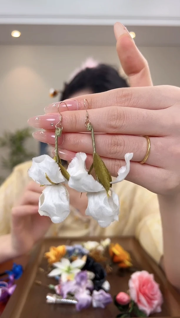 刺绣白色鸢尾花耳环