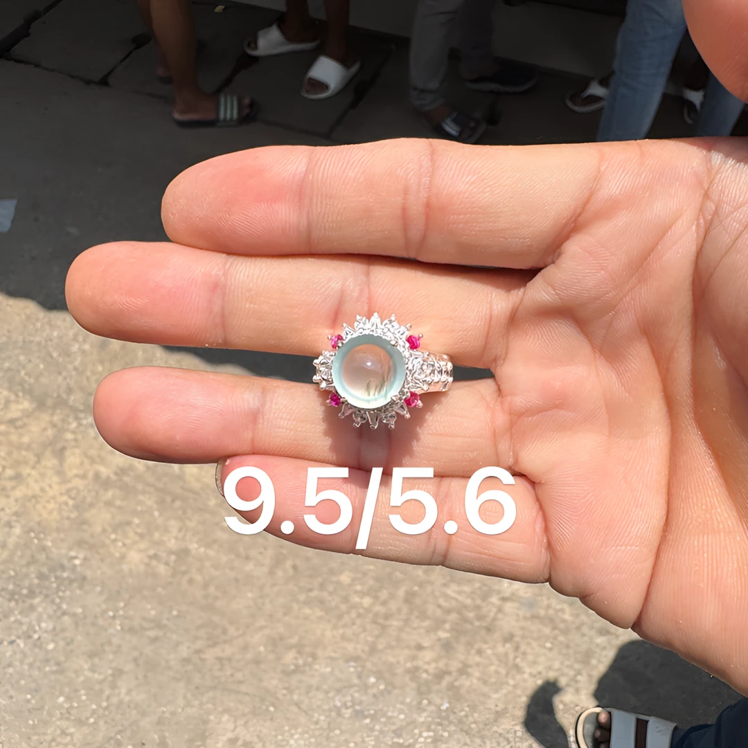 0522(小哪吒在源头)玻璃种翡翠特色冰胶底蓝钢飘花正圆戒面M220