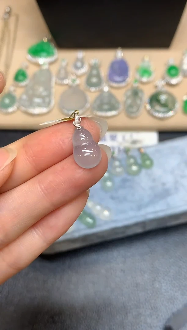 颈饰18K金镶嵌翡翠葫芦【无服务费