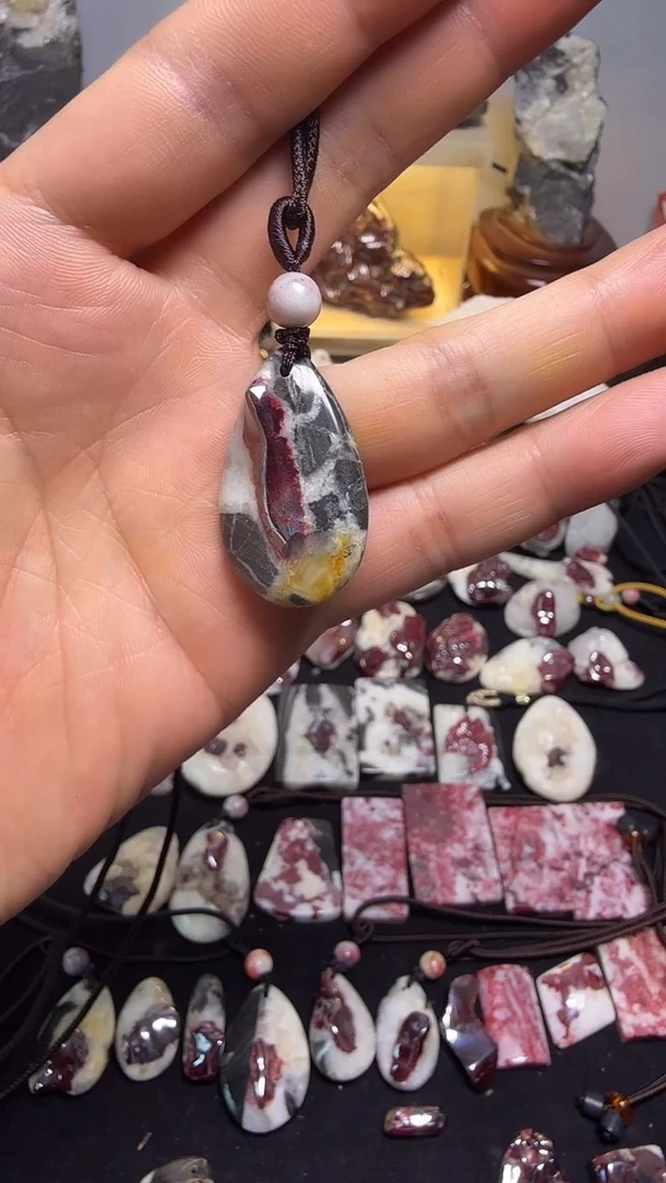 天然辰砂大晶砂晶体吊坠