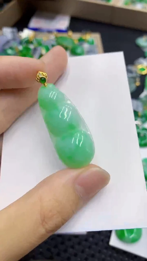 翡翠未镶嵌颈饰             8