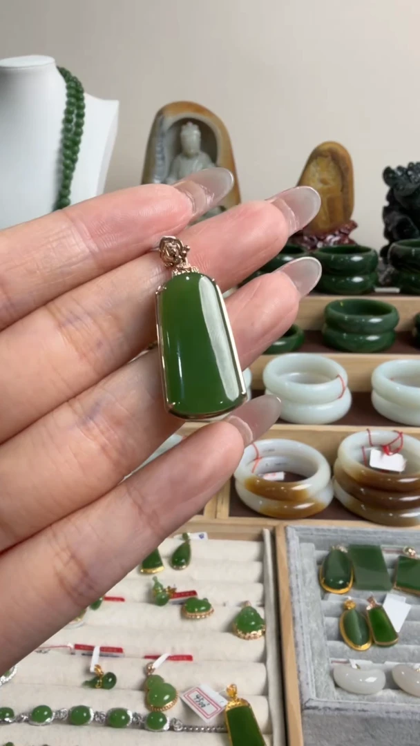 颈饰18K金镶嵌和田玉挂件