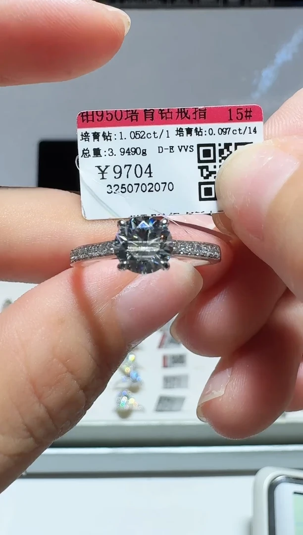 铂Pt950镶嵌合成钻石戒指