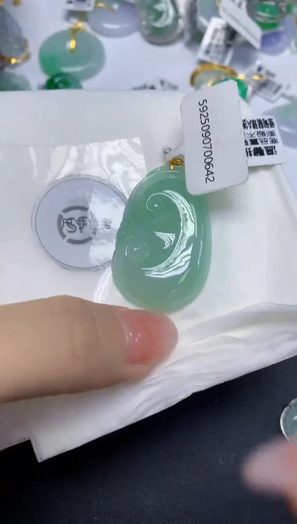 颈饰18K金镶嵌翡翠天然缅甸翡翠A货多样性发一件