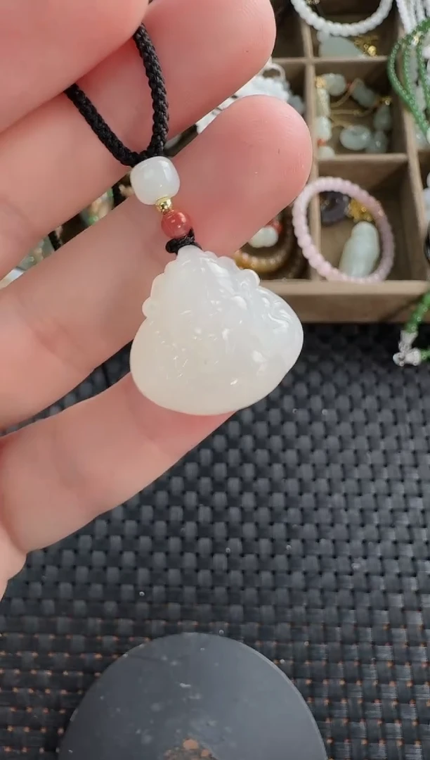 和田玉未镶嵌颈饰小财神