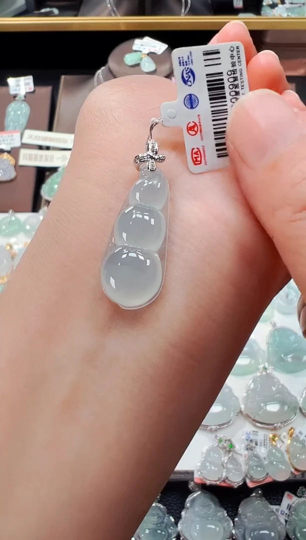 【闪购商品】翡翠吊坠(不含链)18K金镶嵌福豆吊坠909
