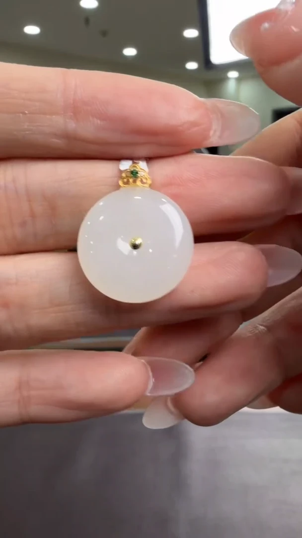 颈饰18K金镶嵌和田玉挂件