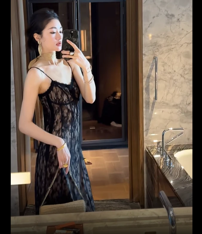 高级感蕾丝透视性感无袖吊带裙连衣裙女春季辣妹露背黑色包臀裙子