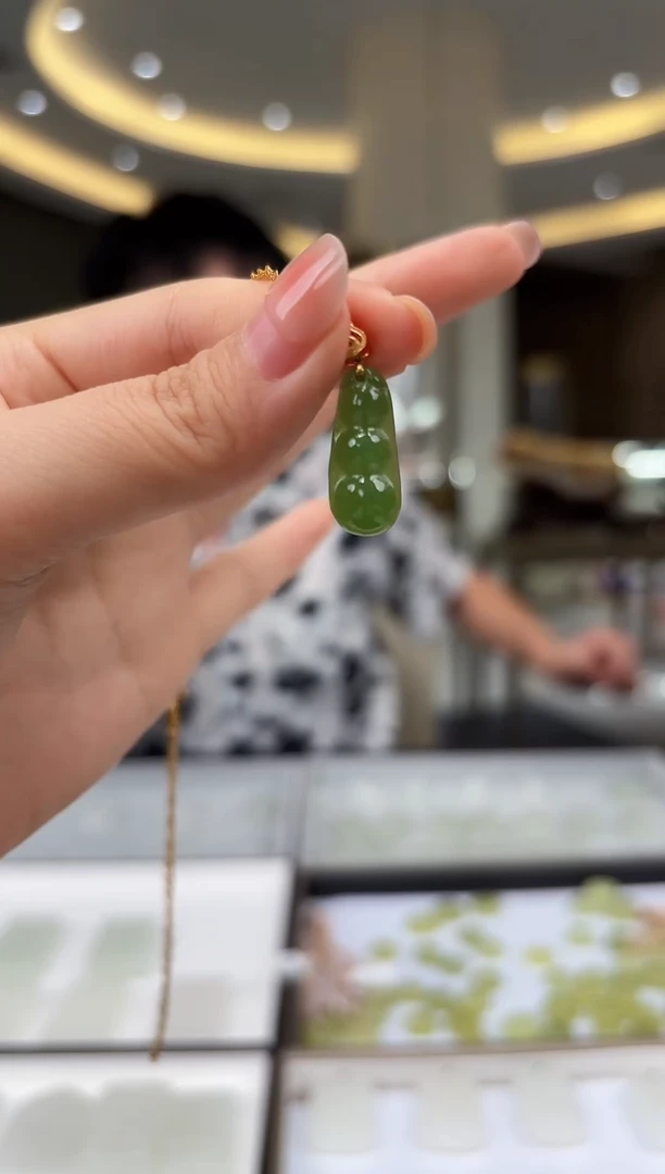 和田玉18K金镶嵌颈饰碧玉葫芦