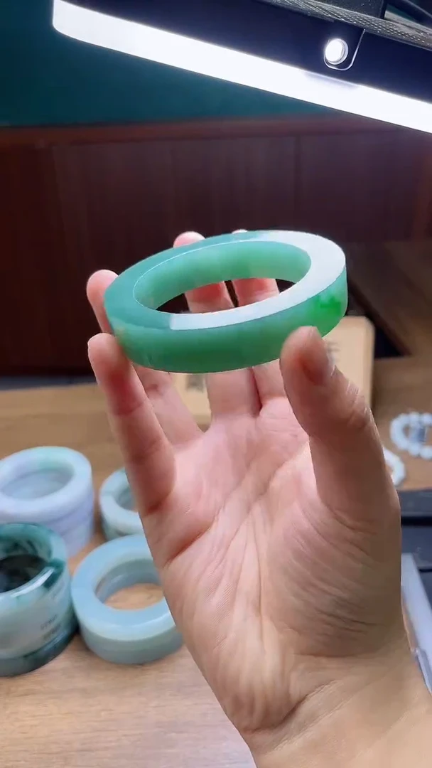 定制翡翠手镯未镶嵌美****。定制