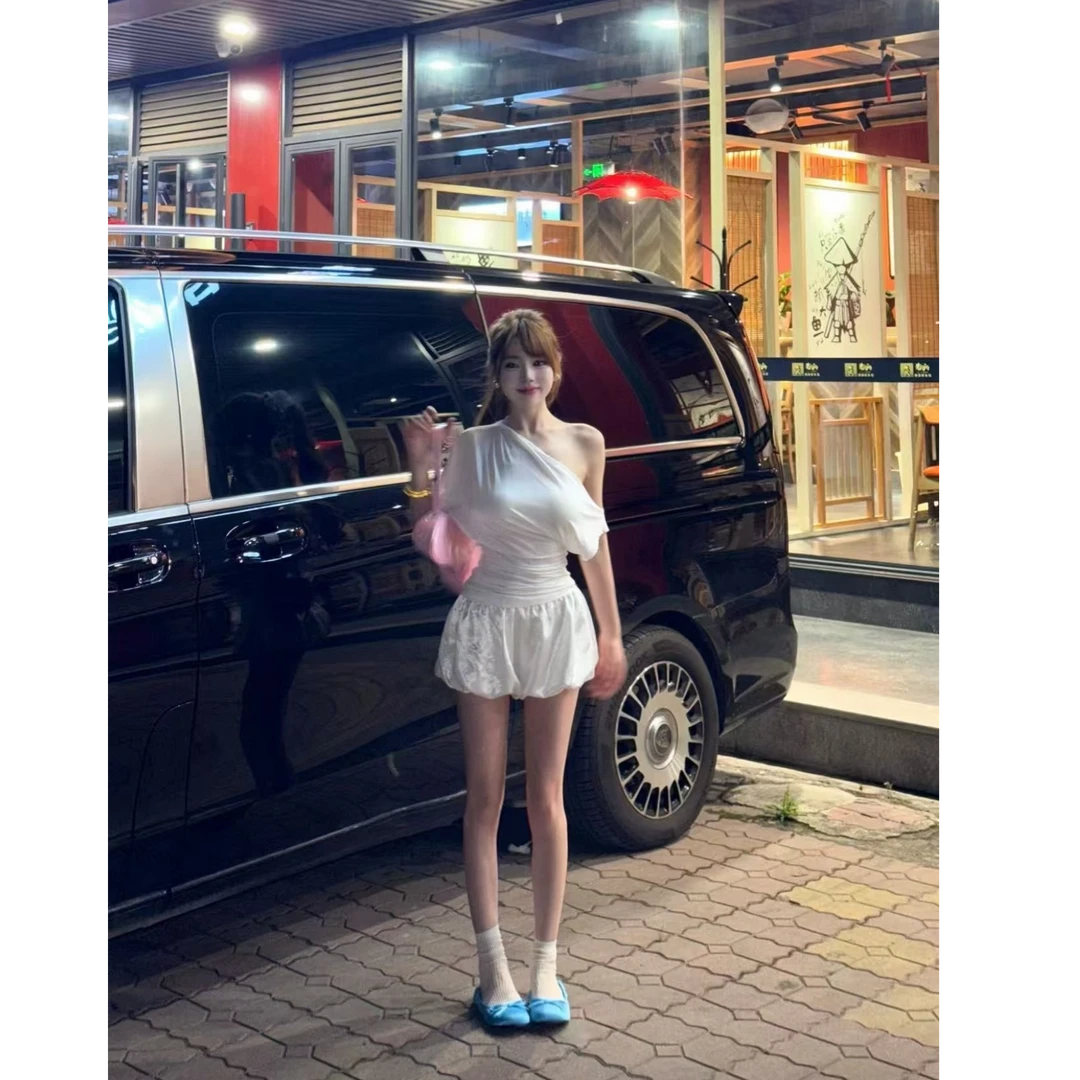 纯欲气质2025夏季新款斜肩捏褶上衣/缎面花苞南瓜小短裤两件套