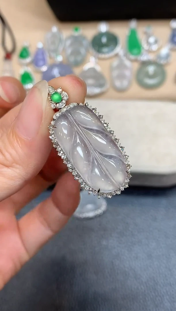 颈饰18K金镶嵌翡翠树叶【无服务费