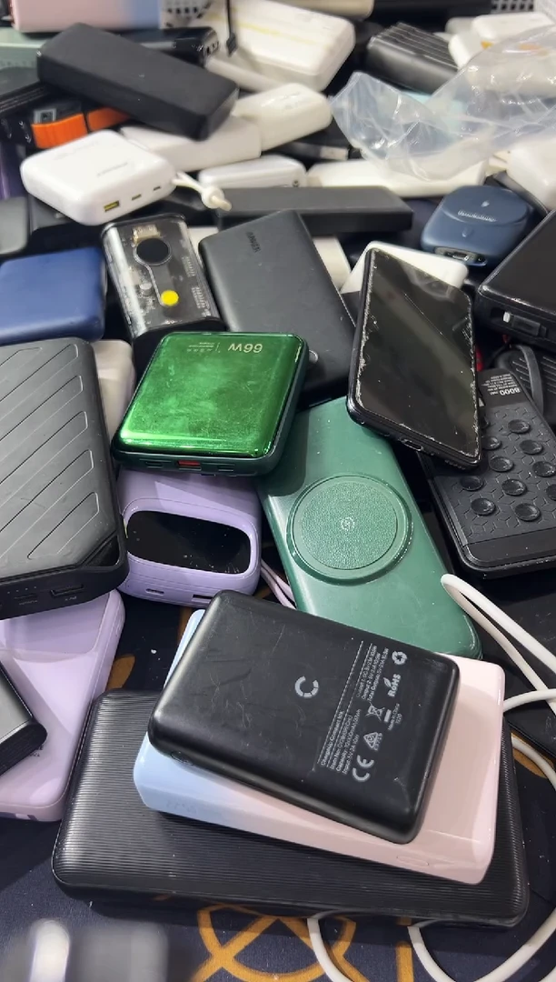 1mC****.精品数码数据线 以直播间展示为主