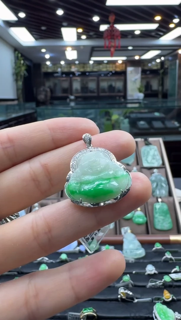 颈饰18K金镶嵌翡翠佛公