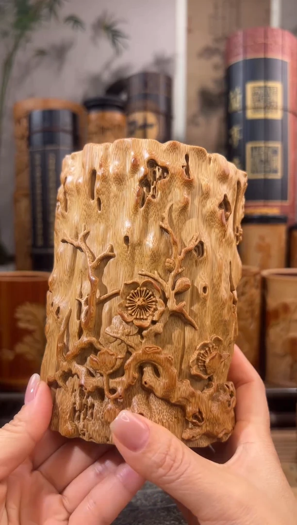 达*喜上眉梢笔筒一个