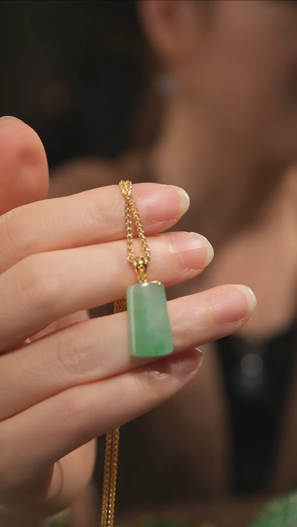 翡翠18K金镶嵌吊坠(不含链)冰飘绿翡翠印章吊坠