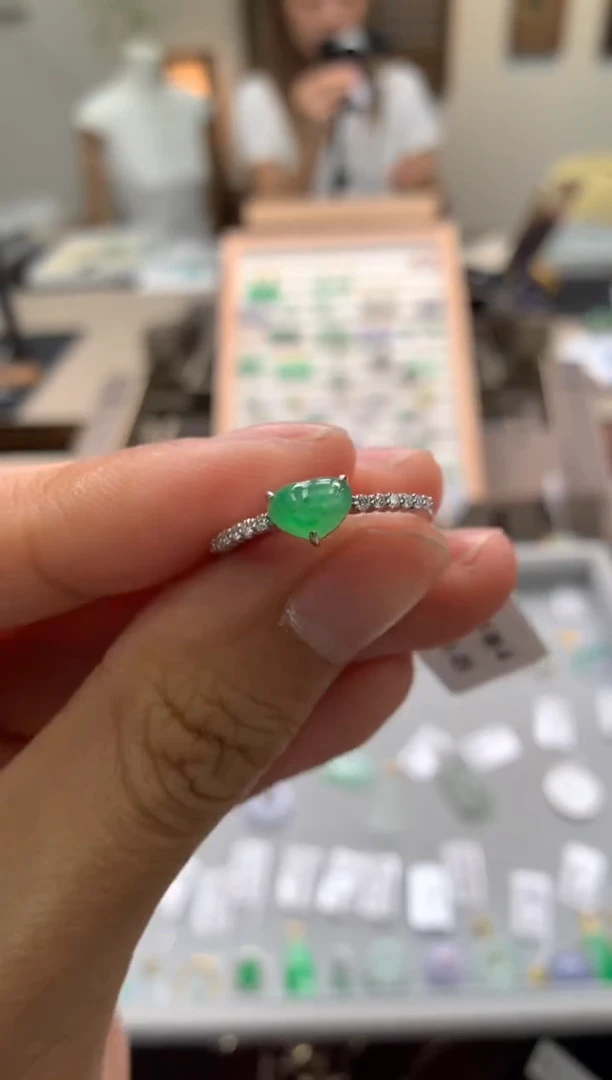 颈饰18K金镶嵌翡翠戒指