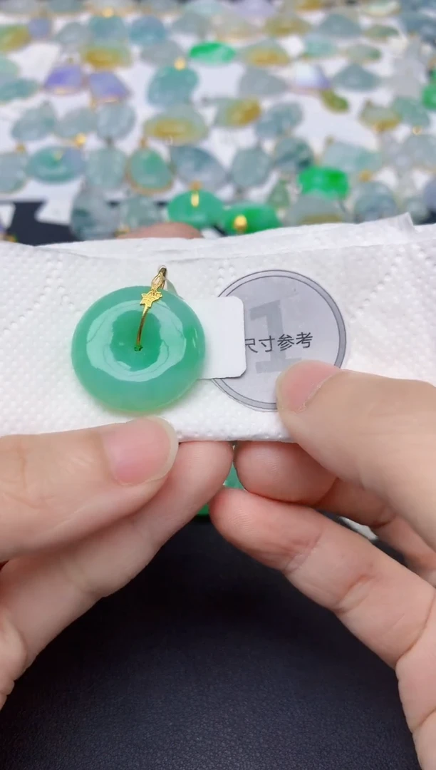 翡翠18K金镶嵌颈饰天然缅甸A货翡翠