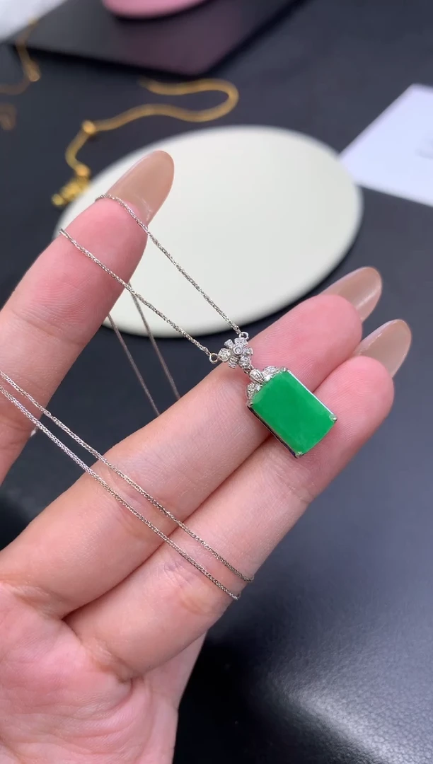 颈饰18K金镶嵌翡翠茉*48小时鉴赏期 退货不扣服务费