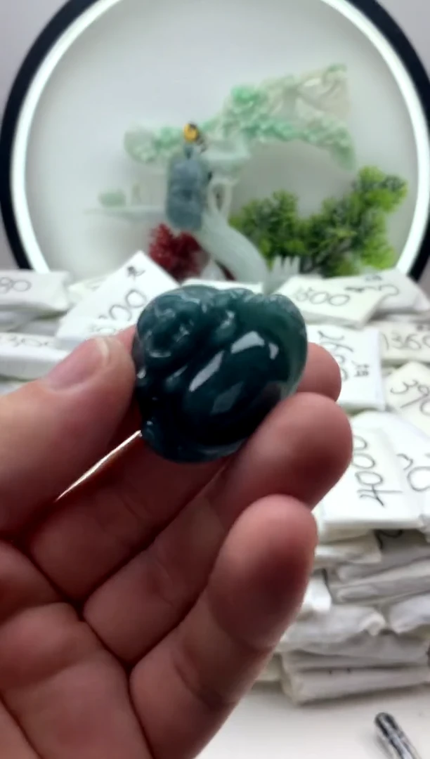 翡翠未镶嵌颈饰佛公