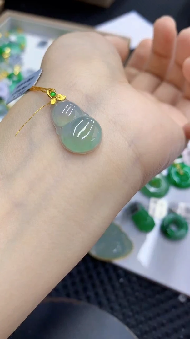 翡翠18K金镶嵌颈饰         1