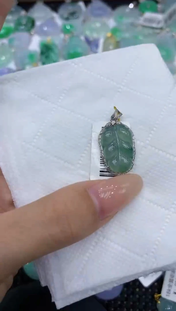 翡翠18K金镶嵌颈饰111111111111
