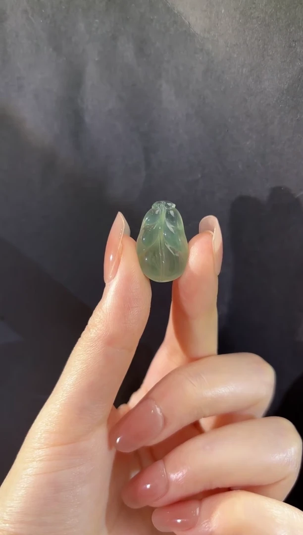 翡翠未镶嵌吊坠(不含链)翡翠叶子吊坠多人不退不换