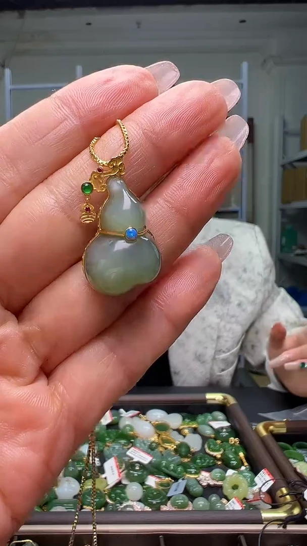 颈饰18K金镶嵌和田玉（多样性发货.发其一)12.09.15