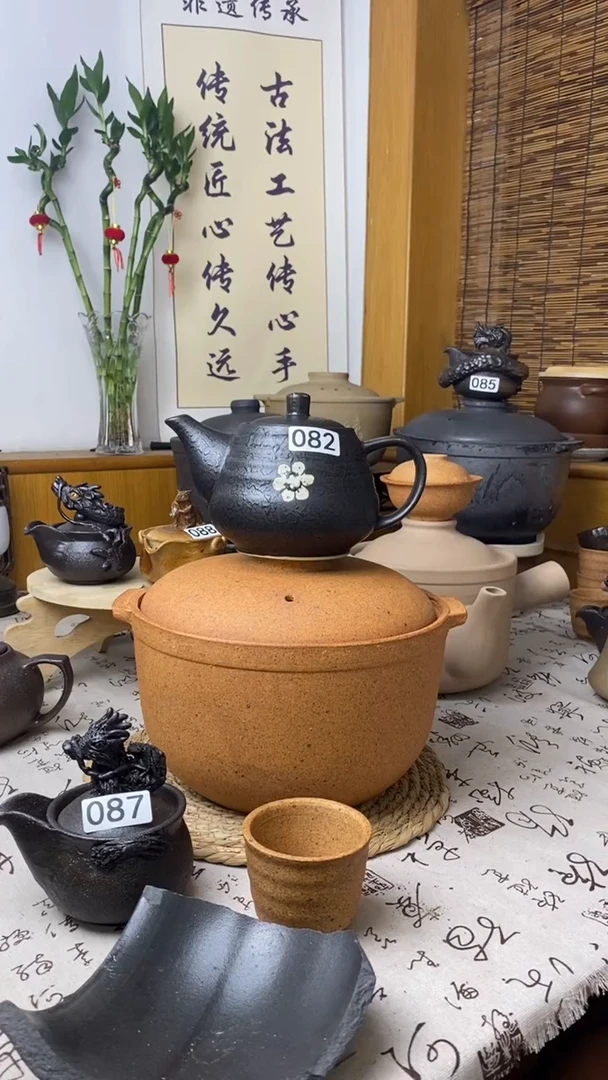 082       梅花壶