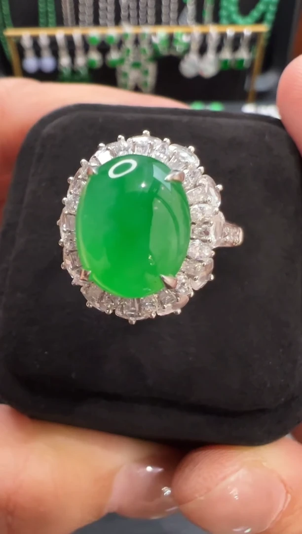 18K金镶嵌戒指翡翠高冰正阳绿蛋面戒指