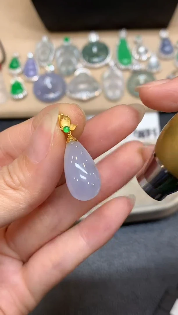 颈饰18K金镶嵌翡翠水滴【无服务费