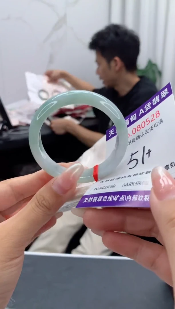未镶嵌手镯翡翠有纹，完美者勿拍