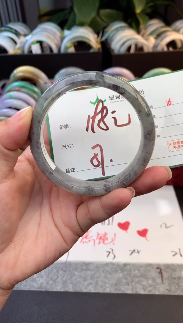 未镶嵌定制翡翠毛货需精细抛光+多人