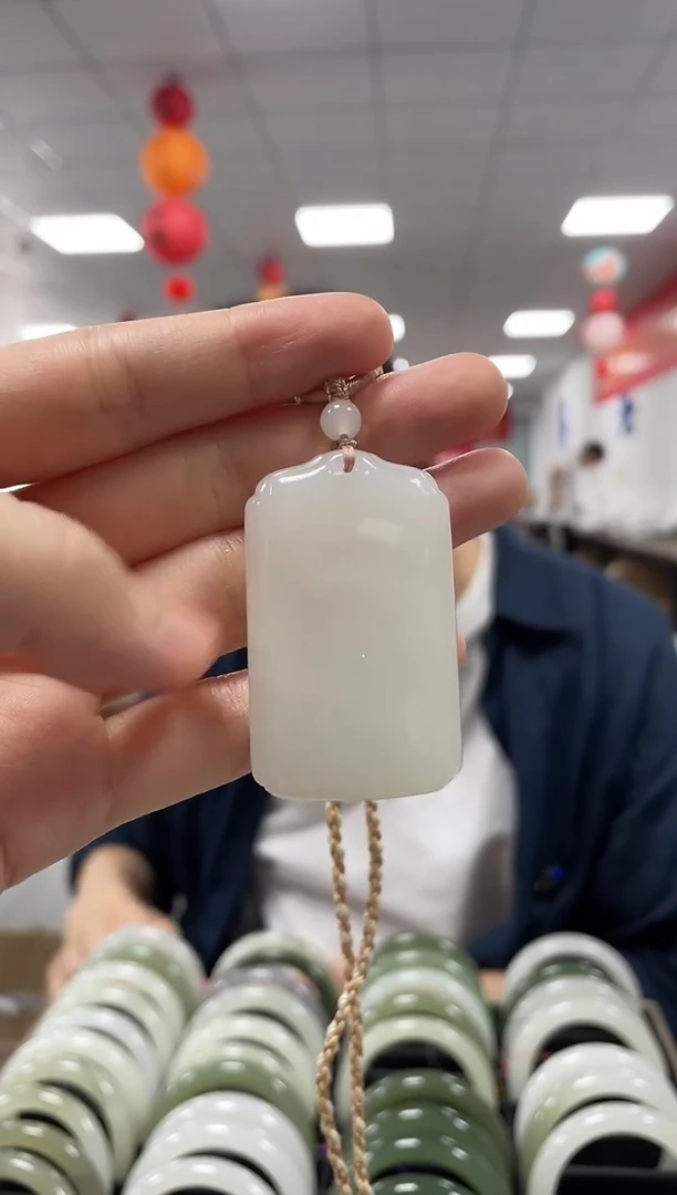 和田玉未镶嵌颈饰无事牌挂件一件