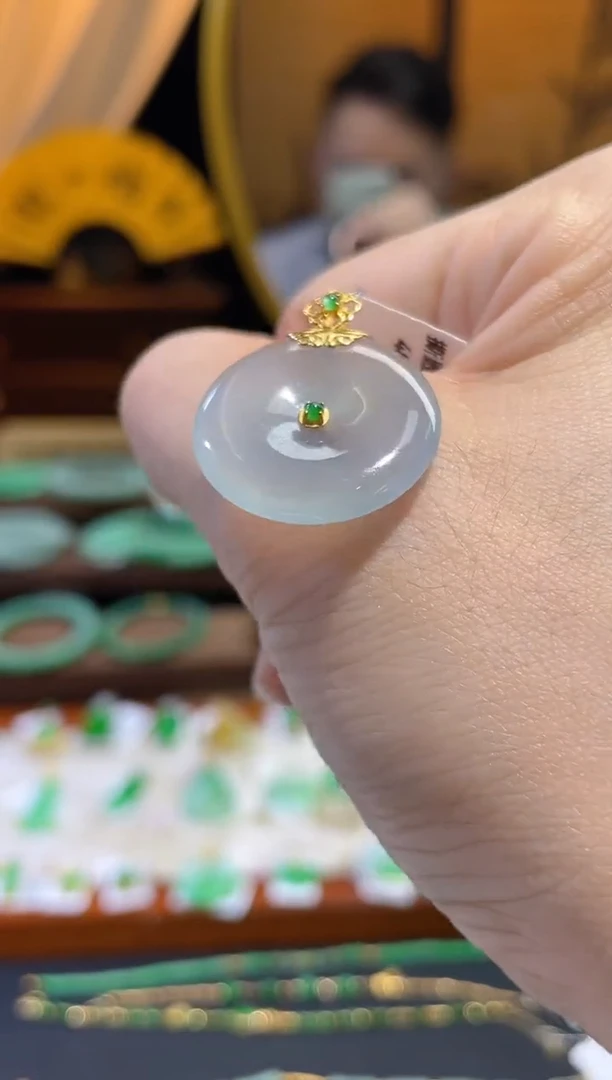 颈饰18K金镶嵌翡翠平安扣