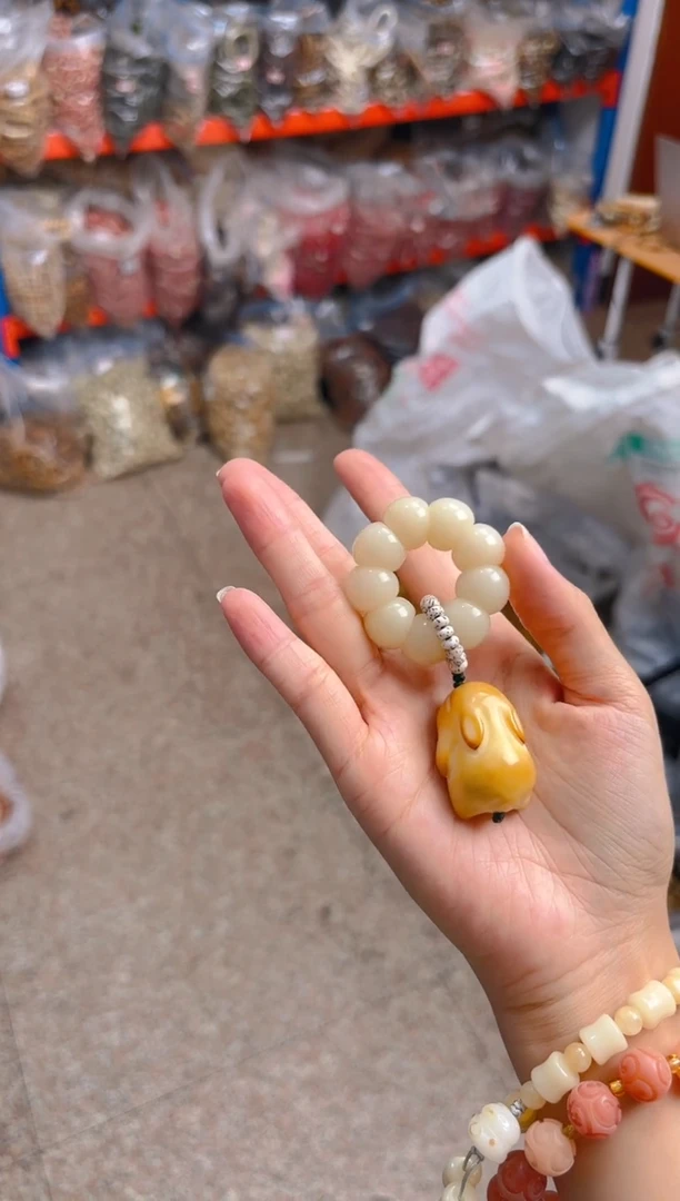 吊坠菩提根/象牙果荔枝栋手捻带黄色兔